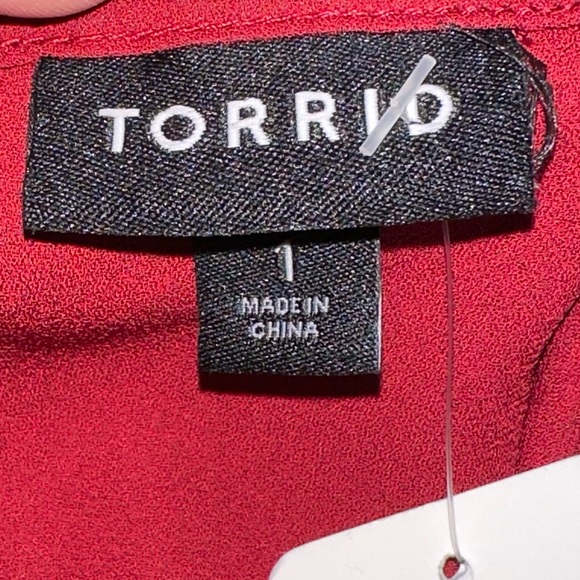 Torrid (1) Red Sequin V-Neck Lightweight Sheer Short Sleeve Blouse - Picture 9 of 10